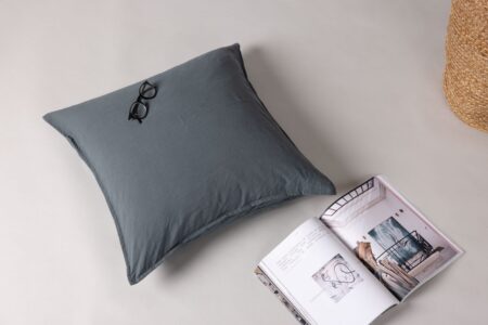 Ronja Kuddfodral 45 x 45 Dark Grey – Dina Möbler