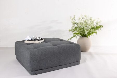 Turin Puff 100 x 40 x 100 Dark Grey – Dina Möbler
