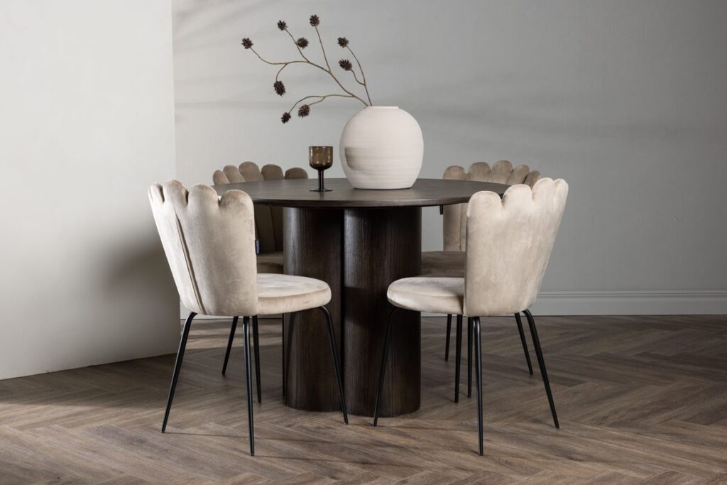 Limhamn & Olivia Matstolar Beige + Runda Matbord ⌀110 Mocca