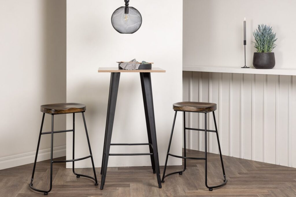 Tempe & Ozark Barbord 60 x 60 Walnut + Barstolar Black